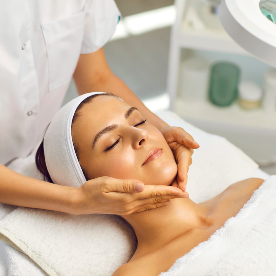 Fotografía de una mujer recibiendo un tratamiento de belleza facial